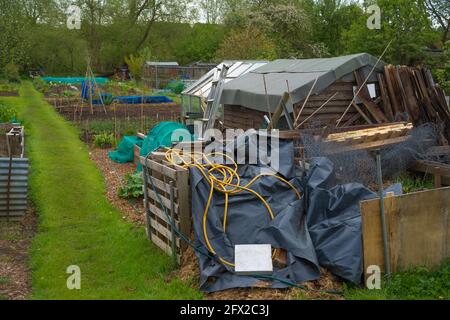 Zuteilung, Gemüse, Pflaster, Komposthaufen, Kohlpflaster, Planung, Layout, organische Ziele, Pflanzen, die Sie anbauen, Ernte, Bio-Gartenarbeit, Brassiken. Stockfoto