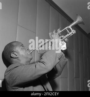 Louis Armstrong besucht Amsterdam, 29. Oktober 1955, Trompeter, 20. Jahrhundert Presseagentur Foto, Nachrichten zu erinnern, Dokumentarfilm, historische Fotografie 1945-1990, visuelle Geschichten, Menschliche Geschichte des zwanzigsten Jahrhunderts, Momente in der Zeit festzuhalten Stockfoto