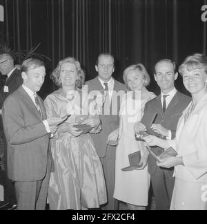 Louis-Dor-Preis für Guus Hermus als besten männlichen Schauspieler, überreicht vom Bürgermeister von Zwolle, in der Mitte Guus Hermus, links dank van der Meer und Dollar, 6. Juni 1963, Bürgermeister, Schauspieler, Niederlande, Presseagentur des 20. Jahrhunderts, Foto, Nachrichten zum erinnern, Dokumentarfilm, historische Fotografie 1945-1990, visuelle Geschichten, Menschliche Geschichte des zwanzigsten Jahrhunderts, Momente in der Zeit festzuhalten Stockfoto