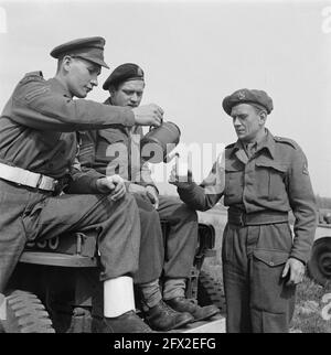 Mittagessen im Feld, 1945. April, Militär, Niederlande, Foto der Presseagentur des 20. Jahrhunderts, zu erinnerende Nachrichten, Dokumentarfilm, historische Fotografie 1945-1990, visuelle Geschichten, Menschliche Geschichte des zwanzigsten Jahrhunderts, Momente in der Zeit festzuhalten Stockfoto