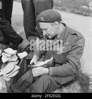 Mittagessen im Feld, 1945. April, Militär, Niederlande, Foto der Presseagentur des 20. Jahrhunderts, zu erinnerende Nachrichten, Dokumentarfilm, historische Fotografie 1945-1990, visuelle Geschichten, Menschliche Geschichte des zwanzigsten Jahrhunderts, Momente in der Zeit festzuhalten Stockfoto