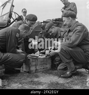 Mittagessen im Feld, 1945. April, Militär, Niederlande, Foto der Presseagentur des 20. Jahrhunderts, zu erinnerende Nachrichten, Dokumentarfilm, historische Fotografie 1945-1990, visuelle Geschichten, Menschliche Geschichte des zwanzigsten Jahrhunderts, Momente in der Zeit festzuhalten Stockfoto