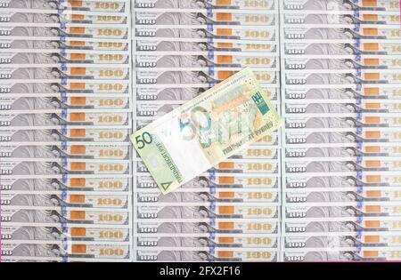 Banknote von 50 weißrussischen Rubel auf dem Hintergrund von Dollar. Konzept des Verhältnisses des weißrussischen Rubels zur Dollarwährung, des Wechsels Stockfoto