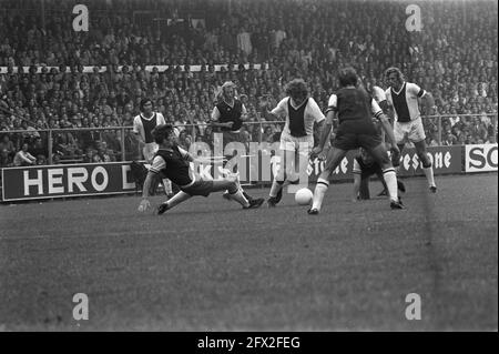 Ajax gegen Haarlem 3-0, Arie Haan (Mitte) in Aktion, 13. August 1972, Sport, Fußball, Niederlande, 20. Jahrhundert Presseagentur Foto, Nachrichten zu erinnern, Dokumentarfilm, historische Fotografie 1945-1990, visuelle Geschichten, Menschliche Geschichte des zwanzigsten Jahrhunderts, Momente in der Zeit festzuhalten Stockfoto