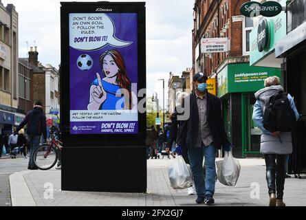 Ein Covid-19-Schild an der Hauptstraße in Hounslow, West-London, einem der Gebiete Großbritanniens, in dem sich die erstmals in Indien identifizierte Covid-Variante am schnellsten verbreitet. Bilddatum: Dienstag, 25. Mai 2021. Stockfoto