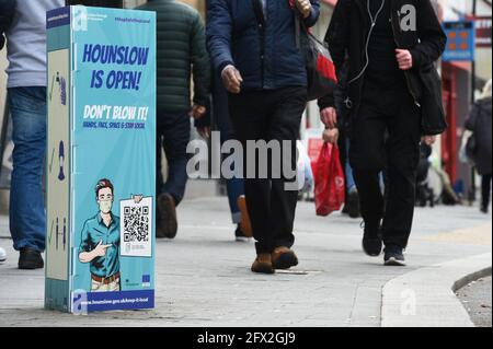 Ein Covid-19-Schild an der Hauptstraße in Hounslow, West-London, einem der Gebiete Großbritanniens, in dem sich die erstmals in Indien identifizierte Covid-Variante am schnellsten verbreitet. Bilddatum: Dienstag, 25. Mai 2021. Stockfoto