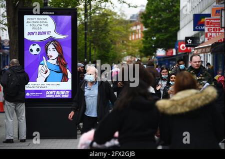 Ein Covid-19-Schild an der Hauptstraße in Hounslow, West-London, einem der Gebiete Großbritanniens, in dem sich die erstmals in Indien identifizierte Covid-Variante am schnellsten verbreitet. Bilddatum: Dienstag, 25. Mai 2021. Stockfoto