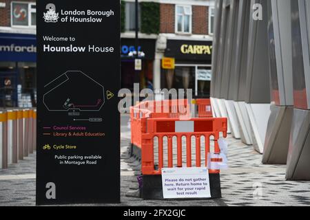Ein verlassenes Covid-19-Testzentrum im Hounslow House in Hounslow, West-London, einem der Gebiete Großbritanniens, in dem sich die erstmals in Indien identifizierte Covid-Variante am schnellsten verbreitet. Bilddatum: Dienstag, 25. Mai 2021. Stockfoto