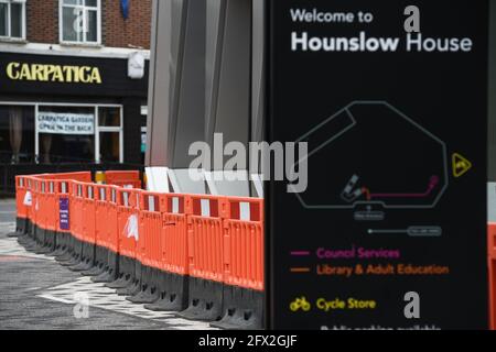 Ein verlassenes Covid-19-Testzentrum im Hounslow House in Hounslow, West-London, einem der Gebiete Großbritanniens, in dem sich die erstmals in Indien identifizierte Covid-Variante am schnellsten verbreitet. Bilddatum: Dienstag, 25. Mai 2021. Stockfoto