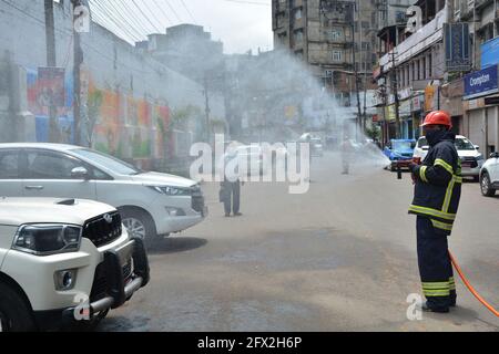 Guwahati, Indien. Mai 2021. Ein Arbeiter sprüht Desinfektionsmittel in einem kommerziellen Zentrum von Guwahati, Indien, 25. Mai 2021. Quelle: Str/Xinhua/Alamy Live News Stockfoto