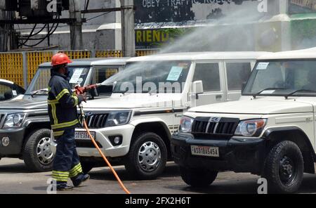 Guwahati, Indien. Mai 2021. Ein Arbeiter sprüht Desinfektionsmittel in einem kommerziellen Zentrum von Guwahati, Indien, 25. Mai 2021. Quelle: Str/Xinhua/Alamy Live News Stockfoto