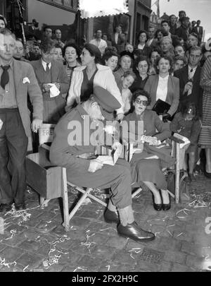 Maastricht. Dreharbeiten für den Film Verrated (Arbeitstitel: The True and the Brave, mit Clark Gable, Lana Turner und Victor Mature). Clark Gable und Lana Turner, 28. September 1953, Schauspieler, Filme, Filmstars, Dreharbeiten, Niederlande, Foto der Presseagentur des 20. Jahrhunderts, Nachrichten zur Erinnerung, Dokumentarfilm, historische Fotografie 1945-1990, visuelle Geschichten, Menschliche Geschichte des zwanzigsten Jahrhunderts, Momente in der Zeit festzuhalten Stockfoto