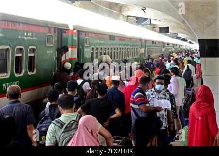 Dhaka, Bangladesch. Mai 2021. Passagiere mit Gesichtsmasken kommen während der Coronavirus-Pandemie in Dhaka, Bangladesch, am 25. Mai 2020 in einem Zug an einem Bahnhof an. Kredit: Mamunur Rashid/Alamy Live Nachrichten Stockfoto