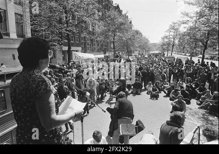 Kundgebung übergibt Zentralamerika an Rokin in Amsterdam; ien van den Heuvel (PvdA und Mitglied des Europäischen Parlaments) während der Rede (l), 9. Mai 1982, Demonstrationen, Reden, Niederlande, 20. Jahrhundert Presseagentur Foto, Nachrichten zu erinnern, Dokumentarfilm, historische Fotografie 1945-1990, visuelle Geschichten, Menschliche Geschichte des zwanzigsten Jahrhunderts, Momente in der Zeit festzuhalten Stockfoto