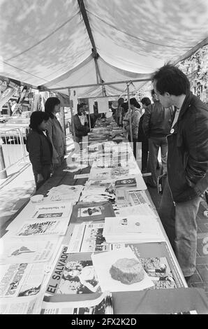 Kundgebung übergibt Zentralamerika an Rokin in Amsterdam; Informationsstand während der Kundgebung, 9. Mai 1982, Kundgebungen, Niederlande, 20. Jahrhundert Presseagentur Foto, Nachrichten zu erinnern, Dokumentarfilm, historische Fotografie 1945-1990, visuelle Geschichten, Menschliche Geschichte des zwanzigsten Jahrhunderts, Momente in der Zeit festzuhalten Stockfoto