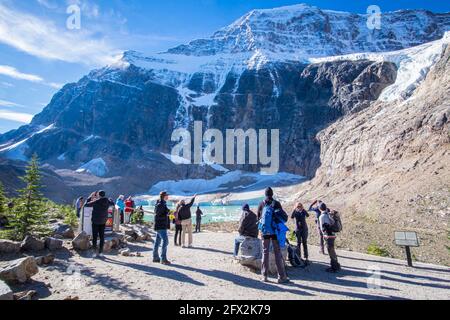 JASPER NATIONAL PARK, ALBERTA, KANADA - 2016. SEPTEMBER 13: Touristen genießen den spektakulären Blick auf Mount Edith Cavell Stockfoto