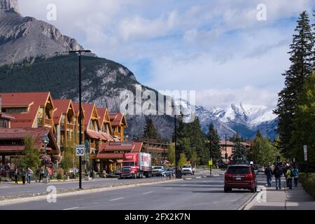 BANFF, ALBERTA, KANADA - 2016. SEPTEMBER 9: Banff Stadt umgeben von Bergen, Holzgebäuden, Touristen auf der Straße, zu Fuß Stockfoto