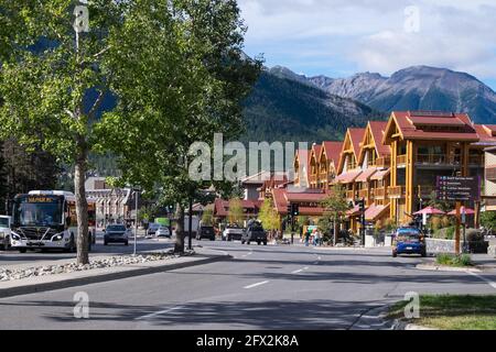 BANFF, ALBERTA, KANADA - 2016. SEPTEMBER 9: Banff Stadt mit Holzhäusern und Geschäften, verschiedenen Transportmöglichkeiten auf der Straße Stockfoto