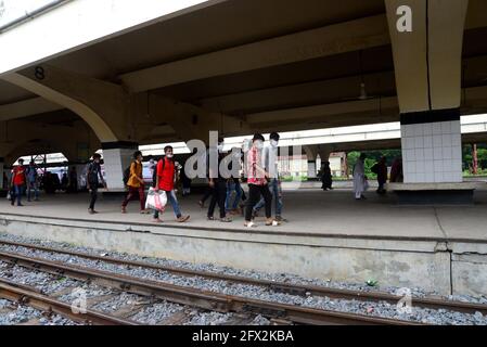 Dhaka, Bangladesch. Mai 2021. Passagiere mit Gesichtsmasken kommen während der Coronavirus-Pandemie in Dhaka, Bangladesch, am 25. Mai 2020 in einem Zug an einem Bahnhof an. Kredit: Mamunur Rashid/Alamy Live Nachrichten Stockfoto