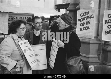 Kundgebung für Leistungsempfänger in der Nieuwe Kerk in Amsterdam gegen Kürzungen der Sozialleistungen, 23. November 1983, Kundgebungen, Lohn- und Preispolitik, Leistungsempfänger, Niederlande, Foto der Presseagentur des 20. Jahrhunderts, News to remember, Dokumentarfilm, historische Fotografie 1945-1990, visuelle Geschichten, Menschliche Geschichte des zwanzigsten Jahrhunderts, Momente in der Zeit festzuhalten Stockfoto