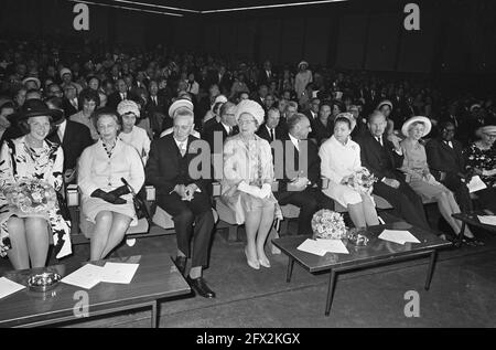 Prinzessin Beatrix, Frau Tine Tinbergen, Professor Jan Tinbergen, Königin Juliana und Prinzessin Margriet, 23. Juni 1967, Kulturpreise, Königinnen, Preisverleihungen, Preise, Prinzessinnen, Professoren, Niederlande, 20. Jahrhundert Presseagentur Foto, Nachrichten zu erinnern, Dokumentarfilm, historische Fotografie 1945-1990, visuelle Geschichten, Menschliche Geschichte des zwanzigsten Jahrhunderts, Momente in der Zeit festzuhalten Stockfoto
