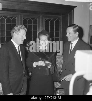 Prinzessin Beatrix, Prinz Claus und Danny Kaye nach der UNICEF-Fernsehsendung vom Singer-Laren, 23. November 1966, Schauspieler, Prinzen, Prinzessinnen, Niederlande, Foto der Presseagentur des 20. Jahrhunderts, zu erinnerende Nachrichten, Dokumentarfilm, historische Fotografie 1945-1990, visuelle Geschichten, Menschliche Geschichte des zwanzigsten Jahrhunderts, Momente in der Zeit festzuhalten Stockfoto