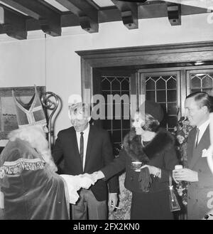 Prinzessin Beatrix, Prinz Claus, Danny Kaye und Sinterklaas nach der UNICEF TV-Sendung von The Singer-Laren, 23. November 1966, Schauspieler, Kinderfeste, Prinzen, Prinzessinnen, Niederlande, Foto der Presseagentur des 20. Jahrhunderts, Nachrichten zu erinnern, Dokumentarfilm, historische Fotografie 1945-1990, visuelle Geschichten, Menschliche Geschichte des zwanzigsten Jahrhunderts, Momente in der Zeit festzuhalten Stockfoto