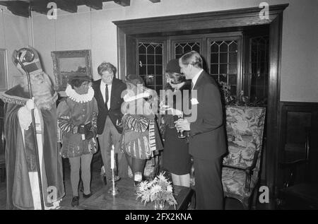 Prinzessin Beatrix, Prinz Claus, Danny Kaye und Sinterklaas mit seinen Helfern nach der UNICEF TV-Sendung von The Singer-Laren, 23. November 1966, Schauspieler, Kinderfeste, Prinzen, Prinzessinnen, Niederlande, Foto der Presseagentur des 20. Jahrhunderts, Nachrichten zu erinnern, Dokumentarfilm, historische Fotografie 1945-1990, visuelle Geschichten, Menschliche Geschichte des zwanzigsten Jahrhunderts, Momente in der Zeit festzuhalten Stockfoto