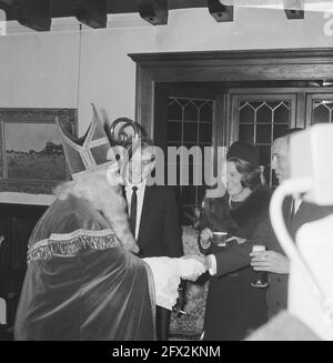 Prinzessin Beatrix, Prinz Claus, Danny Kaye und St. Nikolaus nach der UNICEF TV-Sendung von The Singer-Laren, 23. November 1966, Schauspieler, Kinderfeste, Prinzen, Prinzessinnen, Niederlande, Foto der Presseagentur des 20. Jahrhunderts, Nachrichten zu erinnern, Dokumentarfilm, historische Fotografie 1945-1990, visuelle Geschichten, Menschliche Geschichte des zwanzigsten Jahrhunderts, Momente in der Zeit festzuhalten Stockfoto