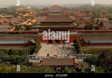 Peking, China. Mai 2021. Touristen besuchen die Verbotene Stadt in Peking am Dienstag, den 25. Mai 2021. Die Verbotene Stadt Chinas wird laut dem Weltatlas mehr Besucher als jedes andere UNESCO-Weltkulturerbe der Welt empfangen. China verfügt über 55 solcher Standorte, die meisten in der Welt. Foto von Stephen Shaver/UPI Credit: UPI/Alamy Live News Stockfoto