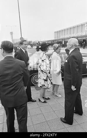 Prinzessin Beatrix, Prinzessin Margriet und Prinz Claus, 23. Juni 1967, Ankünfte, Kulturpreise, Preisverleihungen, Prinzen, Prinzessinnen, Niederlande, Foto der Presseagentur des 20. Jahrhunderts, Nachrichten zur Erinnerung, Dokumentation, historische Fotografie 1945-1990, visuelle Geschichten, Menschliche Geschichte des zwanzigsten Jahrhunderts, Momente in der Zeit festzuhalten Stockfoto