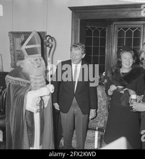 Prinzessin Beatrix, Prinz Claus, Danny Kaye und St. Nikolaus nach der UNICEF TV-Sendung von The Singer-Laren, 23. November 1966, Schauspieler, Kinderfeste, Prinzen, Prinzessinnen, Niederlande, Foto der Presseagentur des 20. Jahrhunderts, Nachrichten zu erinnern, Dokumentarfilm, historische Fotografie 1945-1990, visuelle Geschichten, Menschliche Geschichte des zwanzigsten Jahrhunderts, Momente in der Zeit festzuhalten Stockfoto