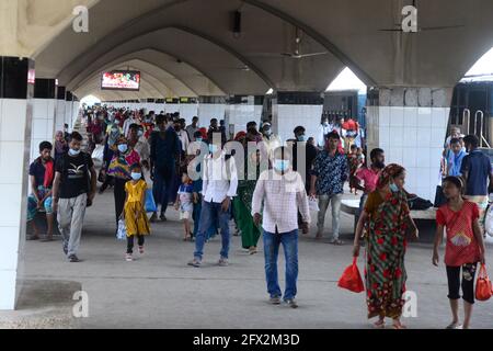 Dhaka, Bangladesch. Mai 2021. Passagiere mit Gesichtsmasken kommen während der Coronavirus-Pandemie in Dhaka, Bangladesch, am 25. Mai 2020 in einem Zug an einem Bahnhof an. Kredit: Mamunur Rashid/Alamy Live Nachrichten Stockfoto