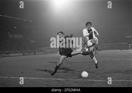 Ajax gegen Hannover 96 im Olympiastadion Amsterdam beim Europa Cup für Jaarbeurssteden (3-0) wird Piet Keizer von Peter Loof, 24. September 1969, Fußball, Niederlande, 20. Jahrhundert Presseagentur Foto, Nachrichten zu erinnern, Dokumentarfilm, historische Fotografie 1945-1990, visuelle Geschichten, Menschliche Geschichte des zwanzigsten Jahrhunderts, Momente in der Zeit festzuhalten Stockfoto