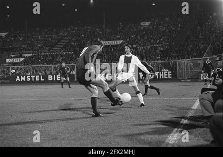 Ajax gegen Hannover 96 im Amsterdamer Olympiastadion beim Europa-Cup für Jaarbeurs-Städte (3-0). Johan Cruijff im Duell mit Hannoveraner Verteidiger, 24. September 1969, Sport, Fußball, Niederlande, Presseagentur des 20. Jahrhunderts, Foto, Nachrichten zum erinnern, Dokumentarfilm, historische Fotografie 1945-1990, visuelle Geschichten, Menschliche Geschichte des zwanzigsten Jahrhunderts, Momente in der Zeit festzuhalten Stockfoto