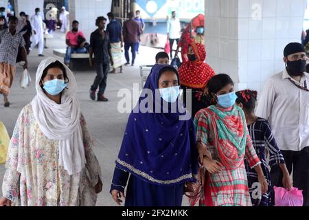 Dhaka, Bangladesch. Mai 2021. Passagiere mit Gesichtsmasken kommen während der Coronavirus-Pandemie in Dhaka, Bangladesch, am 25. Mai 2020 in einem Zug an einem Bahnhof an. Kredit: Mamunur Rashid/Alamy Live Nachrichten Stockfoto