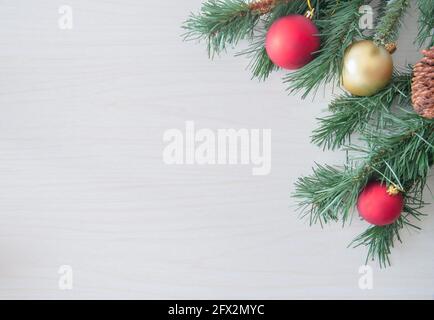 Weihnachtskiefer Girlande Grenze auf einem weißen Holz Hintergrund Stockfoto