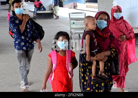 Dhaka, Bangladesch. Mai 2021. Passagiere mit Gesichtsmasken kommen während der Coronavirus-Pandemie in Dhaka, Bangladesch, am 25. Mai 2020 in einem Zug an einem Bahnhof an. Kredit: Mamunur Rashid/Alamy Live Nachrichten Stockfoto