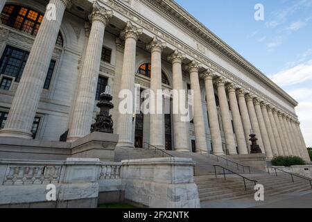 Albany, NY - USA - 22. Mai 2021: Ein Weitwinkel-Landschaftsbild von drei Viertel des New York State Education Department Building. Entworfen von Henry Horn Stockfoto