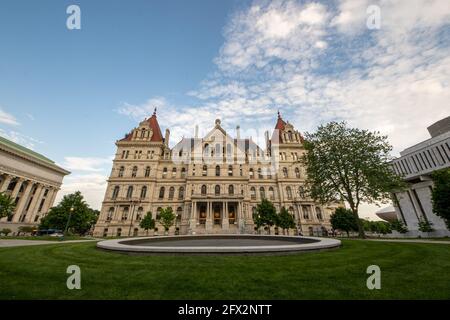 Albany, NY - USA - 22. Mai 2021: Blick nach Westen auf das historische neuromanische New York State Capitol. Stockfoto