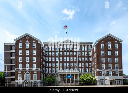 Schenectady, NY - USA - 22. Mai 2021: Landschaftsansicht des Schenectady County Community College. Gegründet 1967 im Van Curler Hotel in Downtow Stockfoto