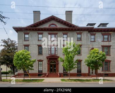 Schenectady, NY - USA - 22. Mai 2021: Blick auf das historische Stockade Inn, das sich im historischen Stockade District befindet Stockfoto