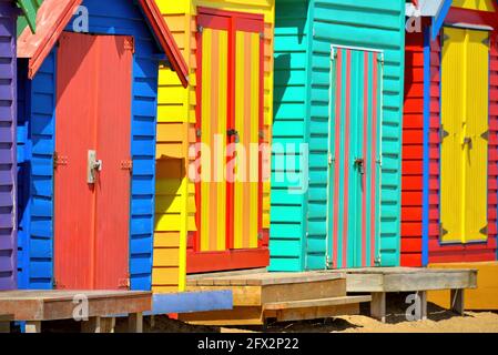 Eine Reihe farbenfroher mehrfarbiger Strandhütten aus Holz am Brighton Beach, Melbourne, Victoria State, Australien Stockfoto