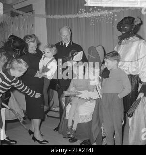 Die Marine sorgte für die Nikolaivarty in Kattenburg in Amsterdam; Nikolaus, umgeben von Kindern und Erwachsenen, mit einem Kind auf dem Schoß, 1. Dezember 1965, Kinder, Kinderfeste, Niederlande, Presseagentur des 20. Jahrhunderts, Foto, Nachrichten zum erinnern, Dokumentarfilm, historische Fotografie 1945-1990, visuelle Geschichten, Menschliche Geschichte des zwanzigsten Jahrhunderts, Momente in der Zeit festzuhalten Stockfoto