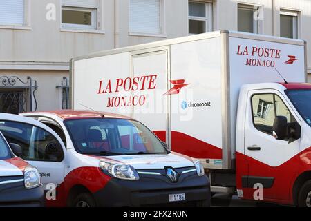 Monte-Carlo, Monaco - 25. Januar 2019: Französische Chronopost-Renault-Lieferfahrzeuge parkten vor dem La Poste-Gebäude in Monte-carlo Monaco, Europa Stockfoto