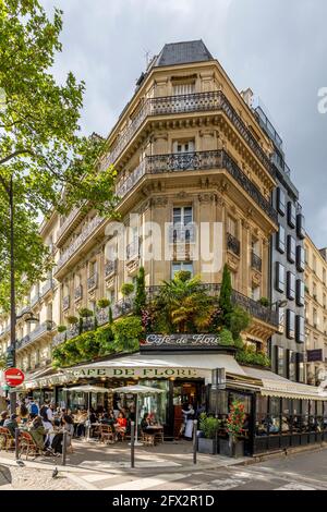 Paris, Frankreich - 19. Mai 2021: Tag nach der Sperre wegen Covid-19 in einem berühmten Pariser Café. 2 Kellner tragen chirurgische Masken Stockfoto