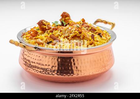 Huhn biryani , kerala Stil Huhn dhum biriyani aus Jeera Reis und Gewürze in einer Messing Servierschüssel mit weißem Hintergrund angeordnet, zu isolieren Stockfoto