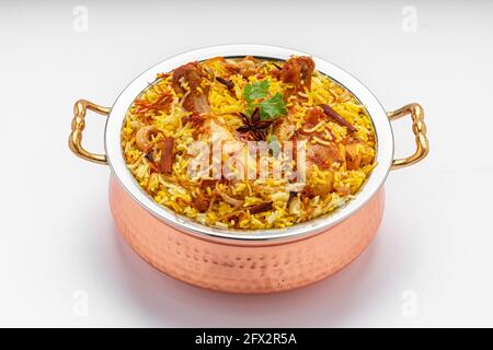 Huhn biryani , kerala Stil Huhn dhum biriyani aus Jeera Reis und Gewürze in einer Messing Servierschüssel mit weißem Hintergrund angeordnet, zu isolieren Stockfoto