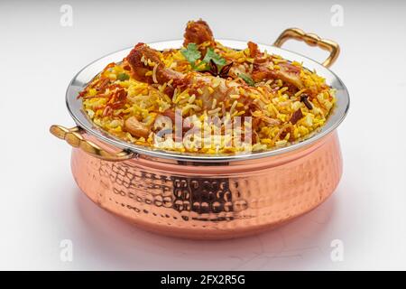 Huhn biryani , kerala Stil Huhn dhum biriyani aus Jeera Reis und Gewürze in einer Messing Servierschüssel mit weißem Hintergrund angeordnet, zu isolieren Stockfoto