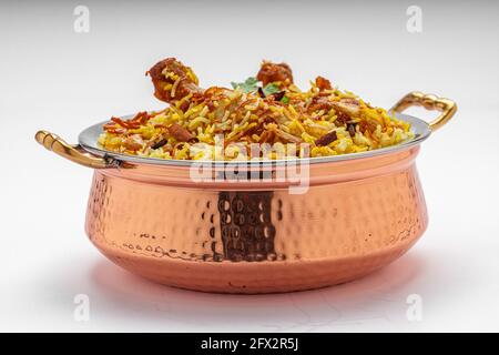 Huhn biryani , kerala Stil Huhn dhum biriyani aus Jeera Reis und Gewürze in einer Messing Servierschüssel mit weißem Hintergrund angeordnet, zu isolieren Stockfoto